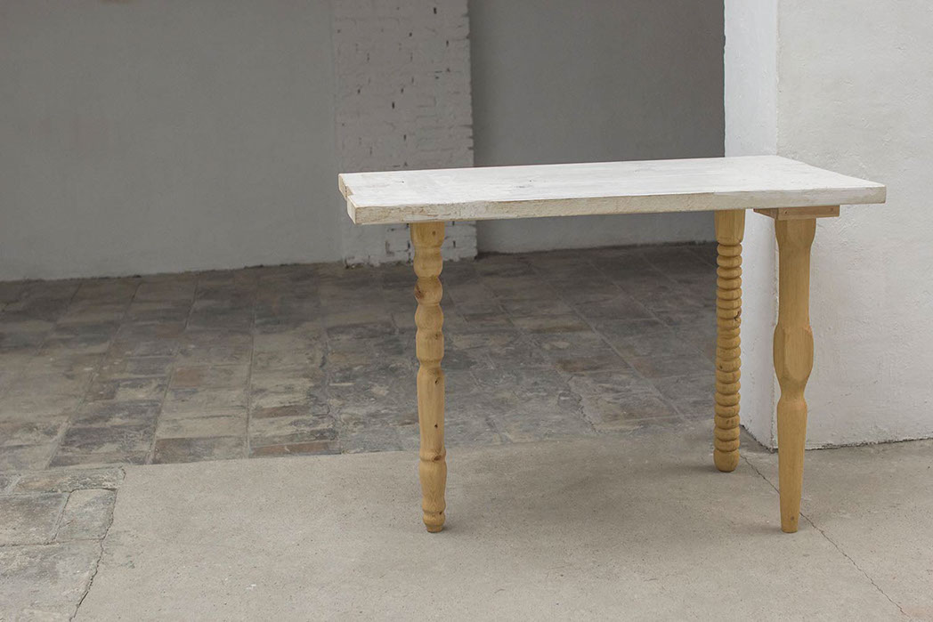 Mesa de madera con tres patas torneadas desmontables.